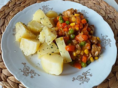 Sojové kostky se zeleninou a vařeným bramborem